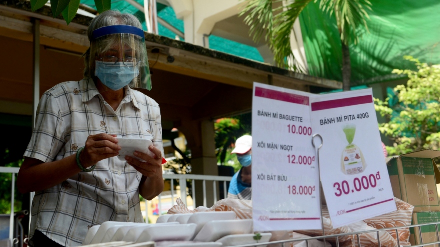 Mini supermarkets on pavements of HCM City draw customers